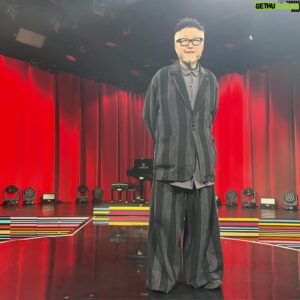 Vincent Kok Instagram - ViuTV打嚟搵我，問我有冇興趣主持一個小B選舉節目，頭幾集會係一個選美比賽……
我聽完吓一聲？即刻著著哋，
「咁使唔使泳裝問答？」
「要㗎！」
「吓！咁即係搞到啲細路？」
「唔使扯火住，我慢慢講你聽…」
於是個樣個個鬼咁有Heart的節目組將佢哋嘅創作理念詳細地講俾我聽：選美比賽只係熱身，藉此同小朋友玩熟，也同時認識家長們，因為今次唔只拍小朋友，也拍家長。
節目想通過不同環節，推廣求學只求分數之外的德智體羣美善，所有環節全部有家長參予、睇住，拍攝時我經常掛在口邊的一句話是：「小朋友與家長都要玩得開心，將來有一段快樂的回憶，如果播出時觀眾都鐘意，咁就贏贏贏贏，恭喜發財！」
開會時問到邊個有細路，大家你眼望我眼，原來十幾人只有一位領導有小朋友，其餘都係懦夫如我 😅 。所以呢個節目仲有一個目的，係俾啲已經有小朋友嘅家長參考吓其他家長的不同培育小朋友Theory，更重要嘅係俾啲未有小朋友、準備有小朋友嘅準爸爸媽媽們，思考自己是否適合做父母。
大部份小朋友都好可愛，
做父母好大責任，
我贊成做父母應該要先領牌。

其實，唔諗咁多都得，齋睇呢個節目都好夠娛樂性，班細路真係好好玩，各有各個性，大家一起慢慢認識他們吧！

On Vincent : 
Wardrobe @Wagamamaplayground
Spectacles @leoopticshop
Shoes @hk_newbalance

Hair by @base_control_by_brad_hair @ykarahk 
@louis375
Makeup 
@Yukimakeup

#香港小B選舉
#睇得過
#適合一家大細
#係唔明典解貢夜播