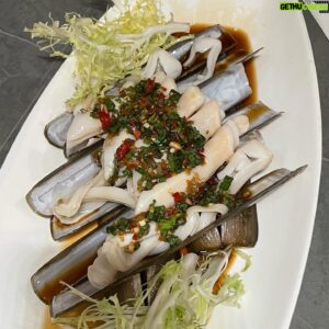 Vincent Kok Instagram - 有老友從遠方加國回
不亦樂乎
食食食
第一餐：靚叉燒
膽拖：再刷《金手指》
發現仲好睇咗
好襟睇
第二餐：新派潮洲嘢凍蟶子皇
其實好多新嘢食咗不過唔記得影相
第三餐：舊相好上海嘢
甜豆炒蝦仁
奶油津白
蜜汁火方
醃篤鮮
老伙記分一人一小碗
必定有齊百頁、竹筍、鹹肉、蔬菜
有規矩、有味道、有賣相、有水平
結尾一碟炒蟹粉拌兩份開陽拌麵
四個人分啱啱好
伴以陳年老醋及醬蘿蔔
已不知是為了吃醋還是吃蟹

#老友中場滑雪
#待滑雪後回又食過
#仲有另外幾餐等緊佢