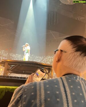 Vincent Kok Instagram - 打令開演唱會
如果我話鄭中基係一個好認真嘅人
大家可能以為我講笑
但的而且確阿基係一個好認真嘅人
尤其係關於音樂方面
我哋拍戲時
前期、拍攝期、後期
日日都會相見
唯獨是到錄音室錄主題曲時
是不設探班的
阿基對待音樂跟對待電影有
兩套迴然不同的哲學
電影點玩都得
音樂就要嚴肅處理
所以自從佢宣佈開演呎唱會後
就冇再搵佢
唔好阻住佢閉關養聲
點都估唔到佢由前一排舉嘢嘅肌肉大嚿佬
瘦到得番133磅
基本上番返去龍威嘅摩打腰狀態
聽住打令將我哋嘅主題曲逐首唱晒出嚟
《有種》
《猛龍特警隊》
《Beautiful People》
《我代你哭》
《傷心的小鸚鵡》
《無賴》
歲月都刻在音樂中
全是我倆友誼的主題曲
是你和我生命中的OST
都幾滾動

#鄭中基演唱會 
#機動娛樂 
#wee
