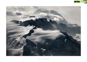 Vincent Munier Instagram - Mountain Wilderness est une association de protection du milieu montagnard que je soutiens depuis plusieurs années, notamment en rejoignant la Grande Cordée, un nouveau collectif engagé. Cet automne, aux côtés d’autres associations, MW lance un appel national pour la préservation des glaciers.
Les glaciers poursuivent leur agonie à travers les montagnes d’Europe et du monde. Au-delà des conséquences du dérèglement climatique, ces géants de glace et les écosystèmes qu’ils abritent subissent encore trop d’agressions. Deux exemples occupent l’actualité : le glacier du Théodule à Zermatt, nivelé à coup de pelleteuse pour les besoins d’une piste de ski (coupe du monde de la FIS en novembre). Et le glacier de Girose dans les Hautes-Alpes, avec un projet de nouveau téléphérique jusqu’à 3600 m.

Je suis bien évidemment signataire de cet appel, qui vise à proposer 4 mesures immédiates pour les glaciers au Président de la République, au moment du One Planet Polar Summit qui se déroulera à Paris en novembre.

Ces chantiers destructeurs me rappellent quelques-uns de mes horribles bivouacs dans la neige, sur les crêtes vosgiennes. Toute la nuit, un ballet incessant de camions semi-remorques et de pelleteuses chargeant de la neige pour la déposer plus bas, sur les pistes de ski…