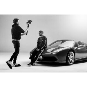 Vincent Stein Instagram - Rate welche Farbe der Ferrari hat und swipe zur Seite. Schreibe die Farbe des Autos in die Kommentare und markiere alle Menschen, die du nerven möchtest. Der Hauptgewinn ist der Sportwagen - den natürlich aber niemand gewinnt. Like, wenn du diese interaktiven Posts auch so unfassbar unterhaltsam findest wie ich.
