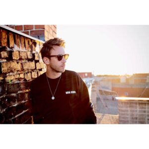 Vincent Stein Instagram - @clueso - Du Warst Immer Dabei ... out now! Ich hatte die Ehre bei diesem wunderschönen Song gemeinsam mit @clueso @konstantinscherer und @daniel_flamm mitzuwirken! Außerdem hab ich @clueso gezwungen sich kurz vor meine Kamera zu stellen. 😅❤️ Danke!