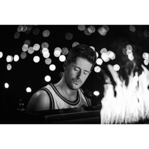Vincent Stein Instagram - Am liebsten spiele ich brennende Klaviere… 🔥☺️