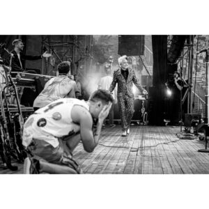 Vincent Stein Instagram - Hier sieht man, wie ich versuche mich vor meinem Arzt @belab_official zu verstecken. Ich war bisher immer der festen Überzeugung, dass man mich nicht sehen kann, wenn ich meine Augen zuhalte. Ist mir ein Rätsel, warum ich auf dem Foto von @marcel.braeuer klar zu erkennen bin. 🤔