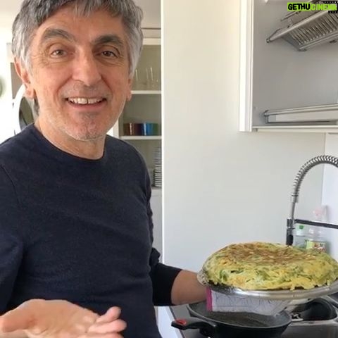 Vincenzo Salemme - 8.2K Likes - Cari amici, dopo l’annuncio della sospensione degli spettacoli..vi volevo informare che da questo sabato andranno in onda ogni settimana alcune mie vecchie commedie su RAI5!📺
Vediamolo come un modo per stare comunque in compagnia..e chest’è!❤️
Le commedie saranno le seguenti:
• “E fuori nevica”
• “Bello di papà”
• “La gente vuole ridere”
• “Premiata pasticceria Bellavista”
• “Passerotti o pipistrelli?”