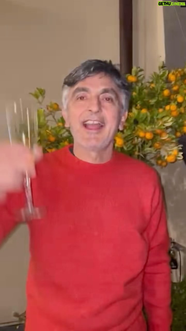 Vincenzo Salemme - 26.9K Likes - Cari amici miei, auguri di buon anno!!🥂🎉 #capodanno #2022 #auguri #buonanno #newyear #happynewyear #brindisi #fuochidartificio #festa #night #italia