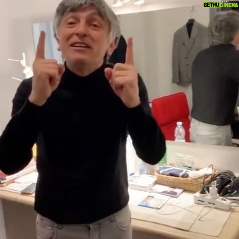 Vincenzo Salemme - 5.7K Likes - Sorpresa di Pasqua!🐣❤️
#napoletanoefammenapizza #tournée #teatro #roma #teatroolimpico #pasqua #pasquetta #iovadoateatro #risate #viaspetto