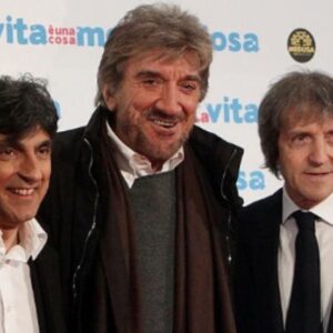 Vincenzo Salemme Instagram - Caro Gigi,
Ti scrivo qualche riga quando ancora non so se sarà consentito venire a darti l’ultimo saluto. Non ti vedevo da un anno. In una trasmissione televisiva mi avevi raccontato la tua volontà di prendere in gestione un teatro. E volevi farlo insieme a me. Per me sarebbe stata un’avventura entusiasmante. Fare teatro accanto al più luminoso dei Giullari. Sei quello che meglio di tutti ha saputo spazzare via quelle stupide etichette dei tempi moderni, che dividono gli artisti in “alti” e “bassi”, profondi e superficiali, popolari e di élite... 
Avevi un rapporto con il pubblico che non era mai falso, manifestavi ciò che eri. Perché un attore, prima di tutto, deve essere onesto. Questa è l’etica di un vero attore. Tu ogni volta facevi un patto con il pubblico: facciamo finta che io sia... E così diventavi re Lear o Mandrake, un cantante maestoso o un menestrello, raccontavi una barzelletta o recitavi un sonetto del Belli. Il pubblico, con te, non era mai passivo, era essenziale, non ti guardava dal buco della serratura come accade nei reality, era in teatro con te e sceglieva il luogo con te, viveva il racconto con te. Avevi una quantità infinita di talento e, grazie al cielo, ce ne hai fatto dono. Di solito non mi piace usare il termine popolo a sproposito ma nel tuo caso è giusto e doveroso dire che il popolo te ne sarà grato per sempre e non ti dimenticherà mai. Perché se Attore è anagramma di Teatro, tu ne sei stato l’esempio più nobile.❤️