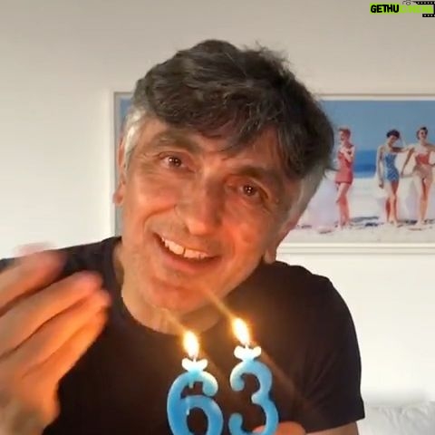 Vincenzo Salemme - 17.1K Likes - Cari amici, ringrazio tutti quelli che mi hanno mandato messaggi di auguri.
Mi sarebbe piaciuto ringraziarvi uno ad uno ma siete davvero tantissimi, e questo mi ha reso molto felice. Vi ringrazio allora con questo video che spero arrivi a tutti voi! E chest’è!❤️🎂