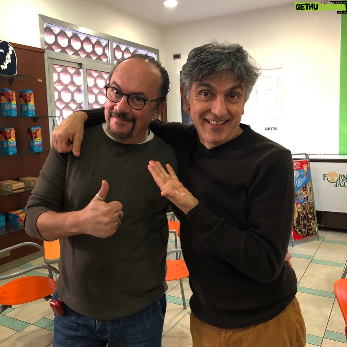 Vincenzo Salemme - 17K Likes - Ma che bello ritrovarsi..
e chest’è!❤️
#salemmeilbellodelladiretta #rai2 (scorrete per vedere le altre foto➡️)