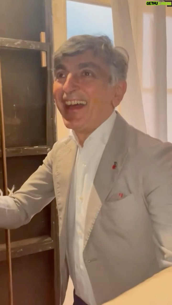 Vincenzo Salemme - 9.2K Likes - “Vado”😂🎭 #napoletanoefammenapizza #tournée #teatro #milano #teatromanzoni #grazie #iovadoateatro #risate #dietrolequinte #viaspetto