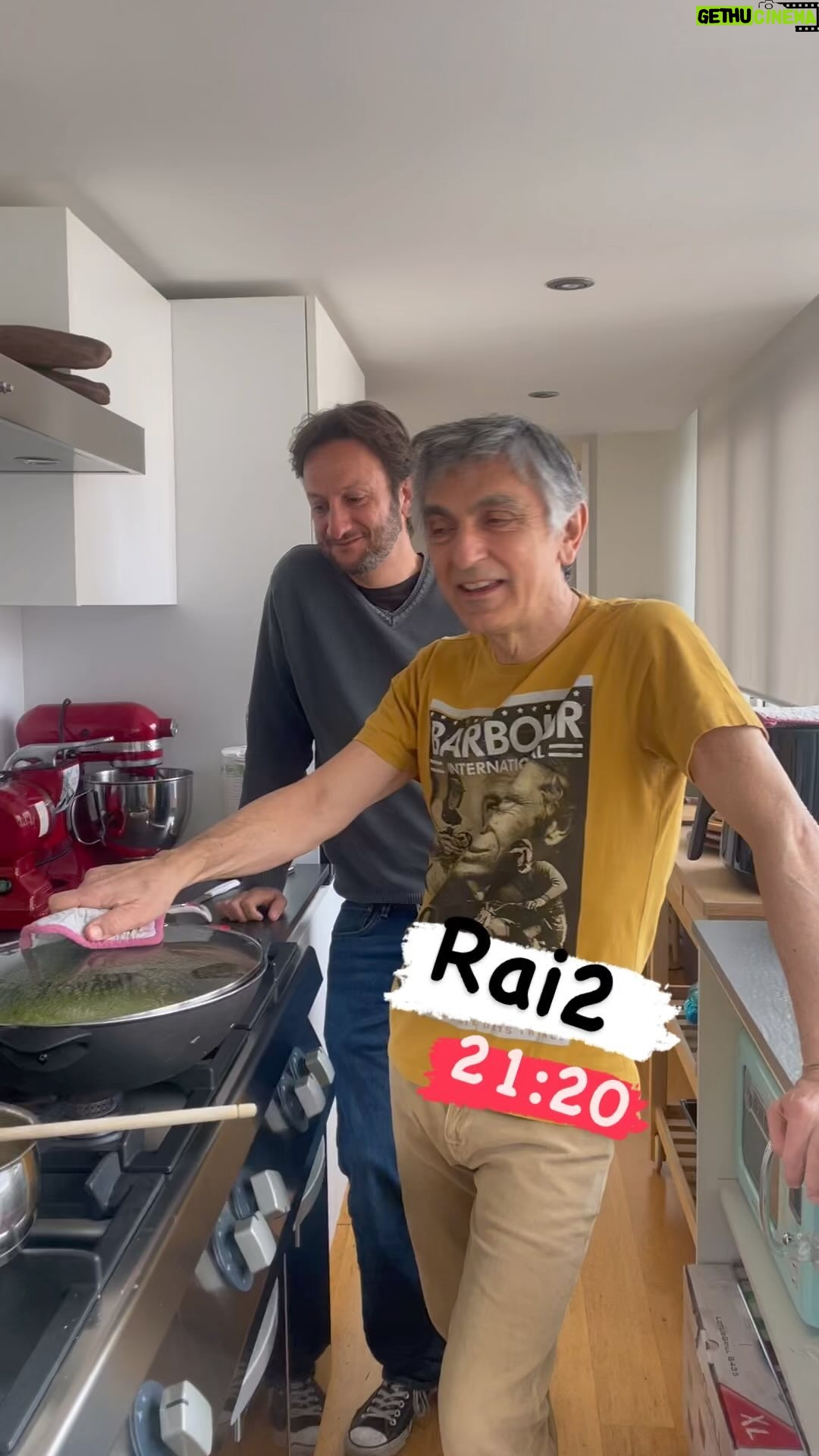 Vincenzo Salemme - 24.2K Likes - Forse c’è un po’ di napoletano in tutti noi. Scopriamolo insieme stasera su Rai2 📺🍕 @guerriero_antonio @vborrino @fernandapintofficial @sergio_dauria @alfa965 @francescaromanascudiero @instarai2 #salemme #vincenzosalemme❤️ #napoletanoefammenapizza #napoli #rai