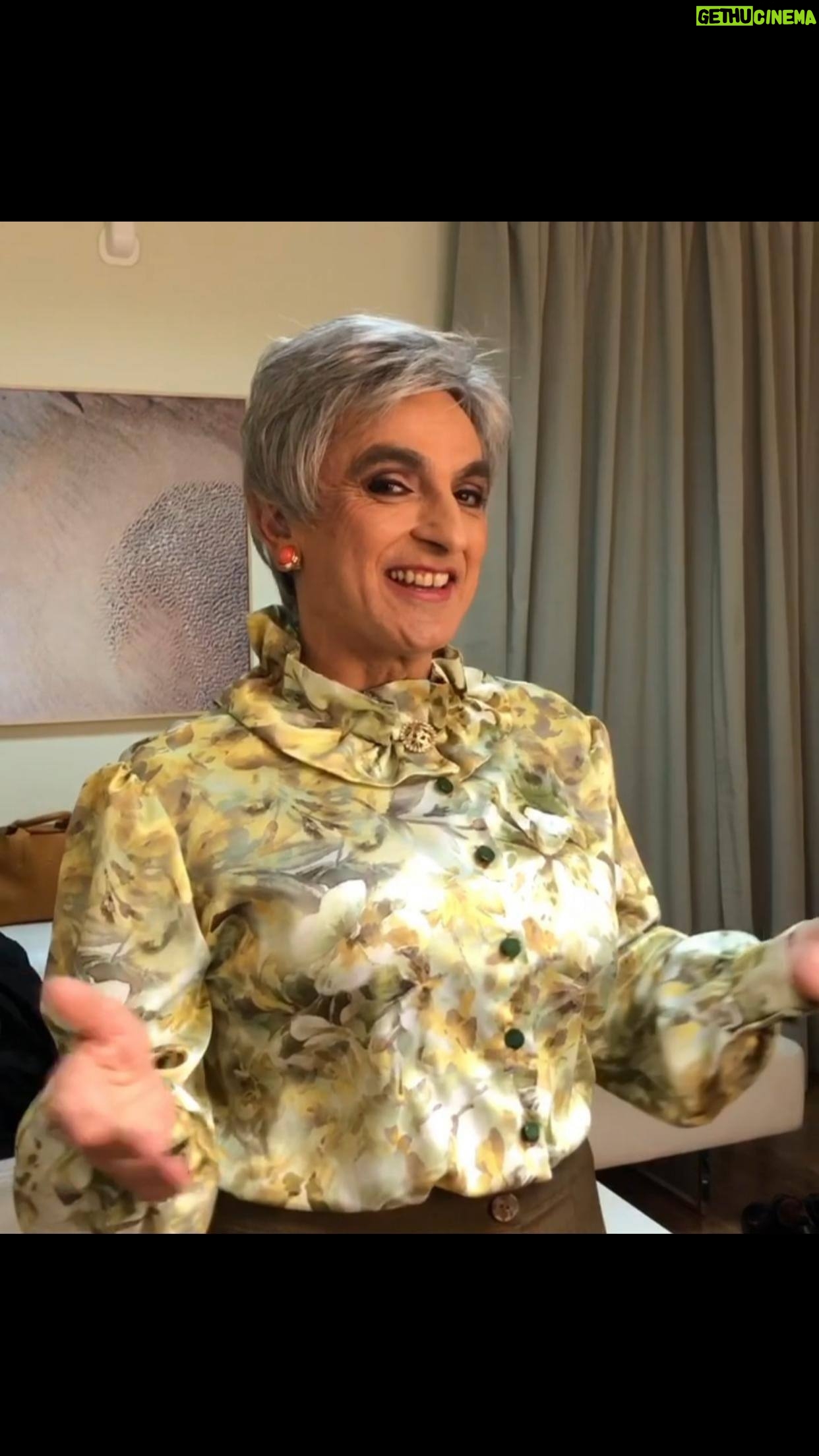 Vincenzo Salemme - 5.5K Likes - Cari amici, Rai2 ha deciso di mandare in onda le tre commedie che abbiamo rappresentato in diretta a dicembre scorso. Cominceremo stasera 23 aprile alle 21:20 con “Di mamma ce n’è una sola”!👵🏻❤️
@maurizio_casagrande
@andrea.di.maria
@guerriero_antonio
I prossimi appuntamenti saranno:
•Giovedì 30 Aprile con: “Sogni e Bisogni”
•Giovedì 7 Maggio con: “Una festa Esagerata”
E chest’è!❤️
#salemmeilbellodelladiretta #dimammaceneunasola #rai2