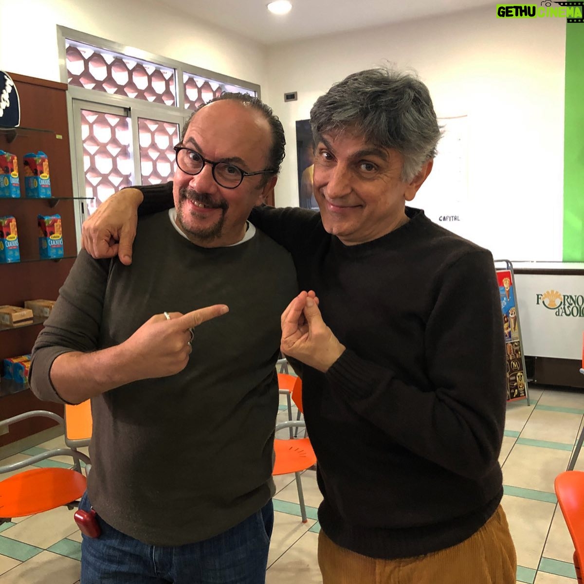 Vincenzo Salemme - 17K Likes - Ma che bello ritrovarsi..
e chest’è!❤️
#salemmeilbellodelladiretta #rai2 (scorrete per vedere le altre foto➡️)