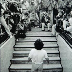 Vincenzo Salemme Instagram - Signor Diego Armando Maradona, mi chiamo Vincenzo Salemme e faccio l’attore. Non ho avuto la fortuna di conoscerla personalmente ma appena ho sentito la notizia della sua morte ho provato un dolore profondo, come quelli che si provano quando si perde un affetto molto caro. Le sto dando il lei per rispetto, per la stima che le porto e perché vorrei provare a dire qualcosa su di lei come persona e non come calciatore che pure ho amato alla follia tanto da diventare tifoso del Napoli grazie a lei. Di lei voglio ricordare le lacrime quando venne indegnamente fischiato l’inno della sua nazionale e del suo paese. Di lei voglio ricordare la lealtà verso i compagni di squadra. Di lei voglio ricordare la capacità di riconoscere i propri errori. Di lei voglio ricordare gli inganni della tentazione nei quali è caduto e per quegli inganni credo che molti debbano chiedere perdono. Di lei voglio ricordare la generosità con la quale si mostrava al mondo, la mancanza totale di schemi, l’innocenza del suo genio e persino il declino del suo splendido fisico. Di lei voglio ricordare la frase regalata al grande Kusturica : “Emir, te lo immagini che calciatore sarei stato senza la cocaina?”. Ebbene, signor Diego Armando Maradona, sappia, almeno da parte mia, che quella orribile droga che regala illusioni e onnipotenza, non è riuscita a scalfire il suo genio. E, per conto mio, non ha nemmeno annebbiato la sua enorme, gigantesca e dolorosa sensibilità. Per tutto quello che ha sofferto, a nome di tutti i “normali” del mondo, io le chiedo perdono e la ricorderò per sempre con tutto il cuore.💙