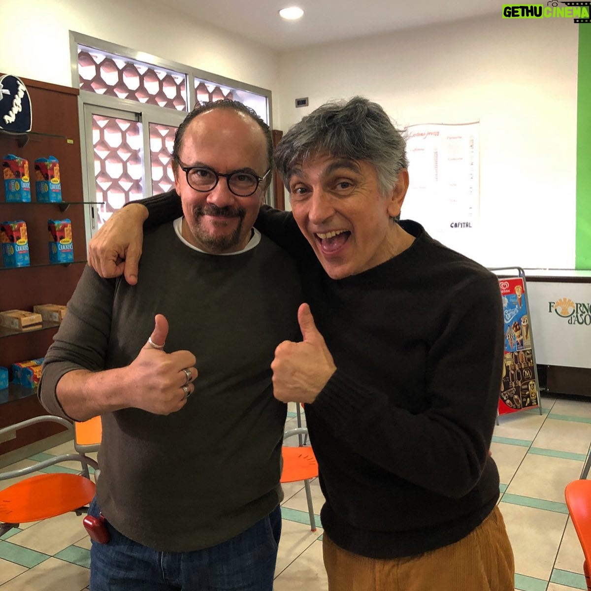 Vincenzo Salemme - 17K Likes - Ma che bello ritrovarsi..
e chest’è!❤️
#salemmeilbellodelladiretta #rai2 (scorrete per vedere le altre foto➡️)