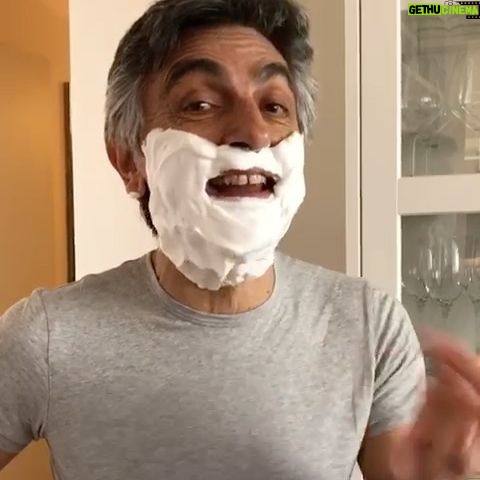 Vincenzo Salemme - 5.9K Likes - Buon Natale a tutti da..
....Barba Natale!😂 Vi aspetto stasera in diretta tv su Rai2 alle 21:20...sarà “UNA FESTA ESAGERATA!”🎉 e chest’è!❤️ #salemmeilbellodelladiretta #unafestaesagerata #direttatv #rai2.