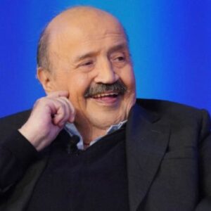 Vincenzo Salemme Instagram - Non riesco a descrivere quello che provo dinnanzi alla morte di Maurizio Costanzo. Un dispiacere profondo, certamente. Ma anche uno strano e confuso sentimento di smarrimento. Maurizio Costanzo è una di quelle figure che sfuggono alla realtà per finire dritti nelle viscere dell’ inconscio. È una di quelle persone che appartengono alla storia delle nostre vite, quelle singole e quelle collettive. È come se a un certo punto ci dicessero che un pezzo grande della Storia del nostro paese non esiste più. E noi stentiamo a crederlo possibile. Ci vorrà molto tempo per renderci conto di quanto ci manca. Per me rappresenta il pensiero libero, un giornalista capace di leggere la complessità dei fatti per restituirceli nella loro semplice crudezza, un intellettuale coraggioso e totalmente scevro dai pregiudizi, un uomo capace di sanare quella ferita storica tra cultura presuntuosamente “alta” e spettacolo popolare. Ho avuto il piacere di frequentarlo professionalmente e proverò a convincermi che nelle pieghe dei giorni futuri non potrò più vedere il suo sorriso arguto e non potrò mai più sentire le sue analisi asciutte e disincantate sul mondo che ci aspetta. Ma, non so spiegarvi il perché, credo che Maurizio Costanzo non morirà mai per davvero.