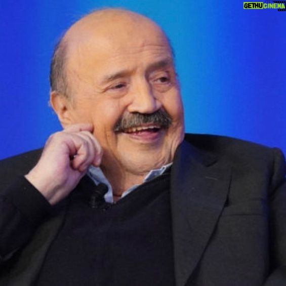Vincenzo Salemme - 21.6K Likes - Non riesco a descrivere quello che provo dinnanzi alla morte di Maurizio Costanzo. Un dispiacere profondo, certamente. Ma anche uno strano e confuso sentimento di smarrimento. Maurizio Costanzo è una di quelle figure che sfuggono alla realtà per finire dritti nelle viscere dell’ inconscio. È una di quelle persone che appartengono alla storia delle nostre vite, quelle singole e quelle collettive. È come se a un certo punto ci dicessero che un pezzo grande della Storia del nostro paese non esiste più. E noi stentiamo a crederlo possibile. Ci vorrà molto tempo per renderci conto di quanto ci manca. Per me rappresenta il pensiero libero, un giornalista capace di leggere la complessità dei fatti per restituirceli nella loro semplice crudezza, un intellettuale coraggioso e totalmente scevro dai pregiudizi, un uomo capace di sanare quella ferita storica tra cultura presuntuosamente “alta” e spettacolo popolare. Ho avuto il piacere di frequentarlo professionalmente e proverò a convincermi che nelle pieghe dei giorni futuri non potrò più vedere il suo sorriso arguto e non potrò mai più sentire le sue analisi asciutte e disincantate sul mondo che ci aspetta. Ma, non so spiegarvi il perché, credo che Maurizio Costanzo non morirà mai per davvero.