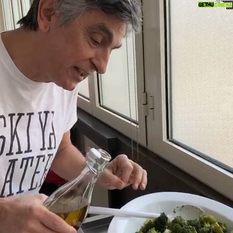 Vincenzo Salemme - 7.6K Likes - Cari amici, mentre cucino il pranzo..vi volevo ricordare che stasera vi aspetto in diretta su Rai2 alle 21:20 con “SOGNI E BISOGNI”!!🎭❤️ Non potete mancare...e chest’è!