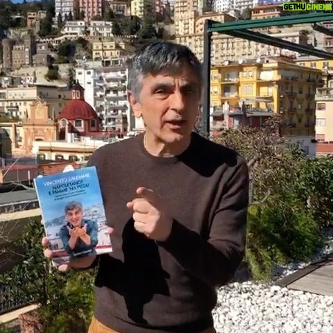 Vincenzo Salemme - 12K Likes - Non voglio più sentire: “Napoletano? E famme ‘na pizza”...a meno che non faccia il pizzaiolo!😂 Da oggi il mio nuovo libro è disponibile in libreria..e chest’è!💙
(Il video continua scorrendo la seconda pagina➡️)