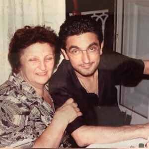 Vincenzo Salemme Instagram - Festa della mamma.
Innanzitutto auguri a tutte le mamme. Io l’ho persa pochi anni fa e ancora oggi, quando vado in tivù per una qualsiasi cosa, mi viene spontaneo portare la mano al telefonino per chiamarla e avvisarla che potrà vedermi sul piccolo schermo. La mamma ti lascia un buco profondo che va oltre il lutto, è come un buco nero che attira ogni forma di energia e la fa prigioniera. Diciamo la verità, le mamme non dovrebbero mai lasciarci. E allora in questo giorno che le festeggia mi viene in mente una cosa: ma se la soluzione fosse tutta lì? Ma se avessimo semplicemente bisogno di una mamma per sentirci al sicuro? Una mamma che ci protegga come figli e ci guidi con un semplice sguardo, anche solo una carezza. Alle mamme oggi, oltre gli auguri, vorrei dire una cosa: voi avete un grande potere. Voi potete guidare i vostri figli e aiutarli a prendere la strada giusta. Voi potete aiutare i vostri figli a decidere tra buone o cattive cose. Voi avete le parole giuste per migliorare i vostri figli. È una grande responsabilità, abbracciatela con passione e senza paura. Non lasciate che noi uomini, vinti dall’invidia, cerchiamo di rubarvi un ruolo che vi spetta per natura. E per sacrificio. E per merito. Con tutto il cuore, auguri!❤️❤️