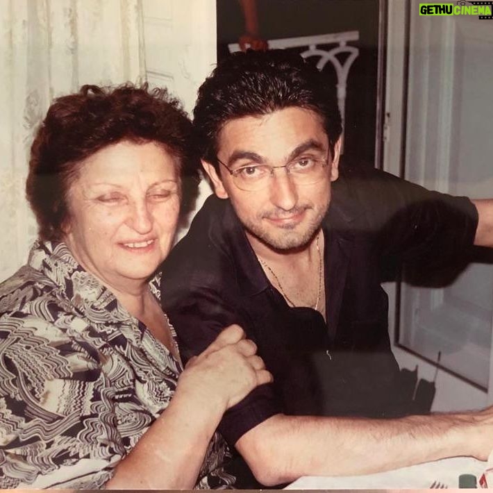 Vincenzo Salemme - 30.8K Likes - Festa della mamma.
Innanzitutto auguri a tutte le mamme. Io l’ho persa pochi anni fa e ancora oggi, quando vado in tivù per una qualsiasi cosa, mi viene spontaneo portare la mano al telefonino per chiamarla e avvisarla che potrà vedermi sul piccolo schermo. La mamma ti lascia un buco profondo che va oltre il lutto, è come un buco nero che attira ogni forma di energia e la fa prigioniera. Diciamo la verità, le mamme non dovrebbero mai lasciarci. E allora in questo giorno che le festeggia mi viene in mente una cosa: ma se la soluzione fosse tutta lì? Ma se avessimo semplicemente bisogno di una mamma per sentirci al sicuro? Una mamma che ci protegga come figli e ci guidi con un semplice sguardo, anche solo una carezza. Alle mamme oggi, oltre gli auguri, vorrei dire una cosa: voi avete un grande potere. Voi potete guidare i vostri figli e aiutarli a prendere la strada giusta. Voi potete aiutare i vostri figli a decidere tra buone o cattive cose. Voi avete le parole giuste per migliorare i vostri figli. È una grande responsabilità, abbracciatela con passione e senza paura. Non lasciate che noi uomini, vinti dall’invidia, cerchiamo di rubarvi un ruolo che vi spetta per natura. E per sacrificio. E per merito. Con tutto il cuore, auguri!❤️❤️