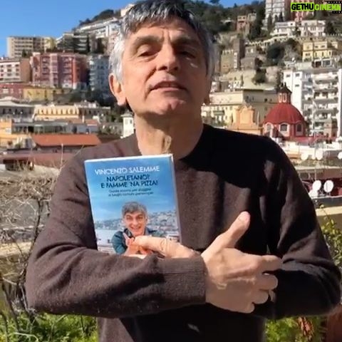 Vincenzo Salemme - 12K Likes - Non voglio più sentire: “Napoletano? E famme ‘na pizza”...a meno che non faccia il pizzaiolo!😂 Da oggi il mio nuovo libro è disponibile in libreria..e chest’è!💙
(Il video continua scorrendo la seconda pagina➡️)