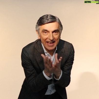 Vincenzo Salemme - 10.9K Likes - Cari amici, siamo riusciti a portare a termine le riprese del film nei tempi stabiliti. Abbiamo lavorato in tantissimi, rispettando i protocolli di sicurezza da un lato e la passione per il nostro lavoro dall’altra. Siamo stati fortunati e credo che queste siano tutte belle notizie per il nostro mondo professionale, che vive il momento forse più brutto della sua storia. Andiamo avanti più uniti che mai e ne verremo per forza fuori!❤️🎬 #contuttoilcuorefilm #fineriprese #set