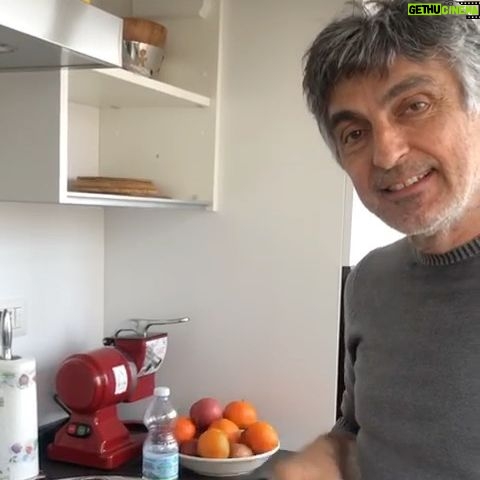 Vincenzo Salemme - 7.4K Likes - Cari amici, vi aspetto stasera al Teatro Diana “Con tutto il cuore”!❤️
Nel frattempo...uova al tegamino🍳😂
#contuttoilcuore #tournée #teatrodiana #napoli