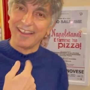 Vincenzo Salemme Instagram - Napoletano a Genova!!🍕❤️ #napoletanoefammenapizza #tournée #teatro #genova #politemagenovese #grazie #iovadoateatro #risate #camerini #viaspetto
