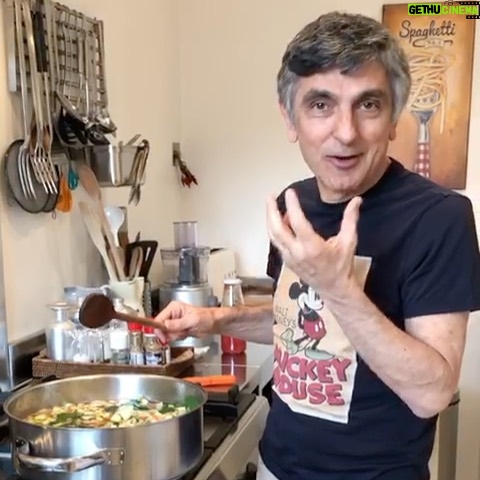 Vincenzo Salemme - 12.1K Likes - Quanto è buono il minestrone! Favorite? 👨🏻🍳
(Il video continua scorrendo la pagina successiva➡️)
