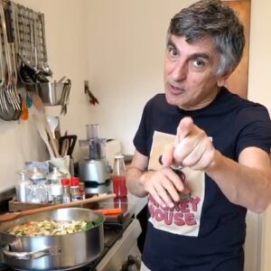 Vincenzo Salemme Instagram - Quanto è buono il minestrone! Favorite? 👨🏻‍🍳
(Il video continua scorrendo la pagina successiva➡️)