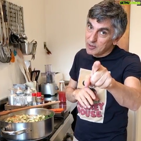 Vincenzo Salemme - 12.1K Likes - Quanto è buono il minestrone! Favorite? 👨🏻🍳
(Il video continua scorrendo la pagina successiva➡️)