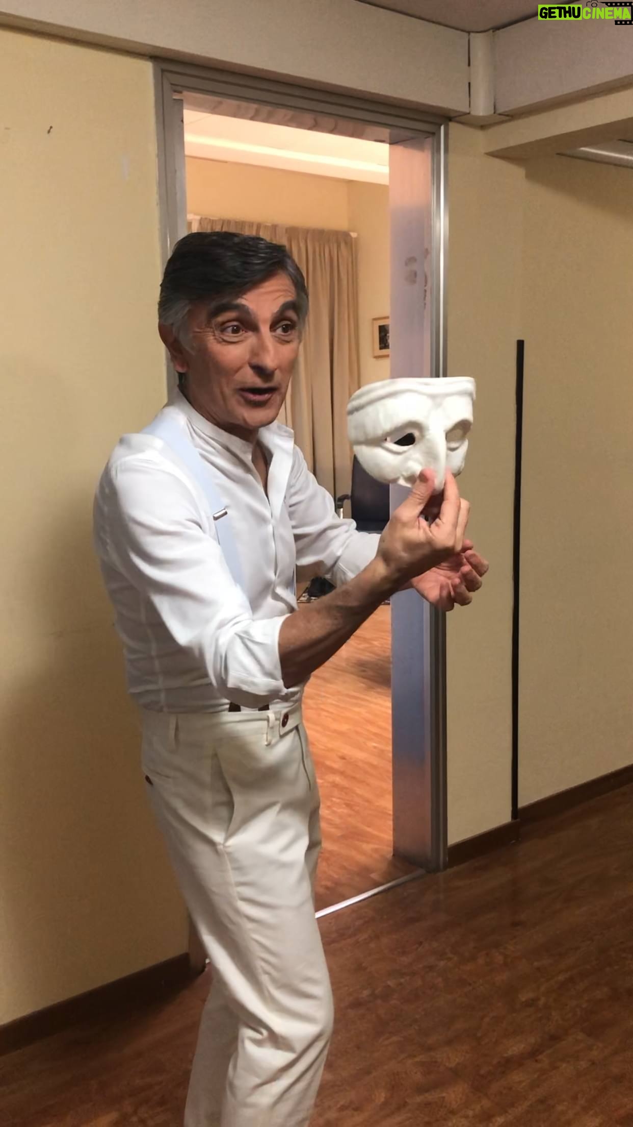 Vincenzo Salemme - 6K Likes - Cari amici, vi aspettiamo stasera 30 aprile alle 21:20 con
“Sogni e Bisogni”!🎭❤️
@andrea.di.maria
@guerriero_antonio
@sergio_dauria
@biancamarialelli
Il prossimo appuntamento sarà:
•Giovedì 7 Maggio con: “Una festa Esagerata”
E chest’è!❤️