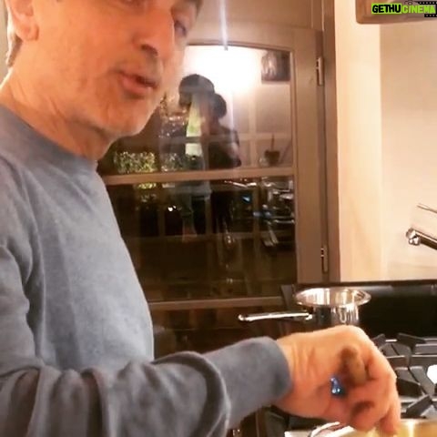 Vincenzo Salemme - 7.7K Likes - Un po’ di cucina di casa in questa breve pausa tra una cittá e l’altra..e chest’è!👨🏻🍳🥘