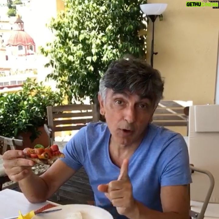 Vincenzo Salemme - 16.3K Likes - Vedi Napoli e poi..mangi!😂
E chest’è!❤️ #napoletanoefammenapizza