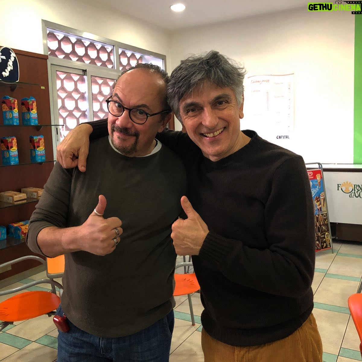 Vincenzo Salemme - 17K Likes - Ma che bello ritrovarsi..
e chest’è!❤️
#salemmeilbellodelladiretta #rai2 (scorrete per vedere le altre foto➡️)