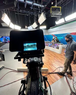 Vini Büttel Instagram - Confessar para vcs: tomando gosto pela coisa hein! Cada dia uma vivência e experiência nova e isso que me motiva a seguir em frente! E ai, já imaginaram ter essa pessoinha como apresentador?😂💥