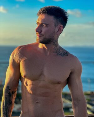 Vini Büttel Instagram - Azul é a cor mais quente💙. Que seu dia seja tão iluminado como aqui na Bahia🙏🏻