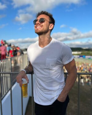 Vini Büttel Instagram - A vida passa rápido demais. Só nós sabemos o nosso ontem, mas não sabemos como vai ser o nosso amanhã. Por isso, viva intensamente cada momento! 

Obrigado @heinekenbr pelo convite e essa experiência hoje 💥
