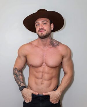 Vini Büttel Instagram - Saudades de usar esse chapéu, saudades dos meus amigos grupo A e saudades desse shape! E ai, meus lindos, do que mais vcs tem sentido falta até agora? Bjss e sextouu

#TeamVini #AFazenda14 #shape