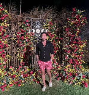 Vini Büttel Instagram - Da série Recordar é Viver, com participação especial do Vini, o que não tira a mão do bolso😂🫠. Brincadeiras a parte, @reveillon.carneiros sempre muito especial ♥️🐑 Grato a todos os envolvidos
