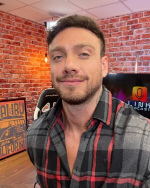 Vini Büttel Instagram - Dia corrido de gravações e para finalizar a agenda de hoje, participei do @linkpodcastoficial que foi incrível. 💥

Me contem aqui, estão curtindo minhas respostas? O que acham que ainda preciso ver sobre o jogo?