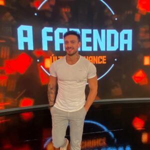 Vini Büttel Instagram - Hoje oficialmente se encerra o ciclo que vivi chamado A Fazenda 14. Sou eternamente grato pela chance dessa experiência. Levo para a vida aprendizados, erros, acertos e pessoas em meu coração. Agradeço demais a todos voces que me acompanharam e torceram por mim(eu sei que as vezes foi dificil). Agora só olho para frente em busca de novos sonhos e desafios. Bora cmg?🫶🏻💥⚔️
