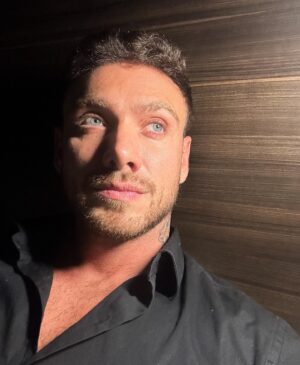 Vini Büttel Instagram - Amanhã termina A Fazenda 14. Uma das experiências mais incríveis e loucas da minha vida. E aqui, confinado, fico pensando em tudo o que fiz e vivi.E queria saber de vcs: o que mais te marcou com a minha participação lá? Habla cmg, bb♥️