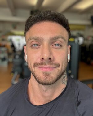 Vini Büttel Instagram - Em tempos de fotinho do metaverso, em que buscamos uma idealização de uma perfeição virtual e inalcançável, segue uma selfie simples, sem retoque e com todas as marcas da vida (até pq são elas que nos tornam únicos) ❤️