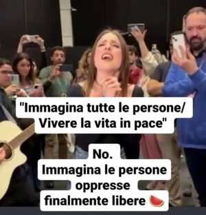 Viola Carofalo Instagram - Angelina Mango improvvisa all'Eurovision "Imagine" di John Lennon e, come ha scritto letteralmente ogni giornale italiano, "lancia il suo messaggio di pace".
Con tutta la simpatia per la cantante, direi che ci saremmo anche stancati, dopo 8 mesi e più di 35k morti, di questa retorica melensa e PERICOLOSA. 

Scriveva Fisher che il capitalismo produce discorsi/eventi apparentemente di rottura, ma ai quali "possiamo partecipare tutti". Ovvero che non incrinano nulla, che non trasformano nulla, che danno l'illusione di essere dalla parte giusta senza individuare alcun responsabile per i mali del mondo ( e dunque di fatto senza proporre alcuna soluzione). 

La parola PACE è spesso al centro di questa strategia.
Chi vuole che la gente soffra? Muoia? Debba scappare dalla propria casa o vederla distrutta? NESSUNO. 
Dunque chi vuole la guerra (e non la pace)? 
NESSUNO.
Chi è responsabile di questi morti (o della crisi climatica, o delle condizioni di sfruttamento sul lavoro, etc.)? Nessuno, perché nessuno li vuole.  Sono semplicemente COSE CHE CAPITANO. 

Si tratta della stessa strategia che prevede, di fronte al dilagare del razzismo negli USA, alle violenze della polizia che lo slogan da usare non sia "le vite delle persone nere contano" (BLM) ma "TUTTE LE VITE CONTANO". 
Diviene irrilevante chi concretamente viene ucciso/sfruttato/discriminato, scompaiono vittime e responsabili, cancellati da un appello astratto al valore di tutte le vite. 

Di fronte a un genoc1di0, non solo non basta affermare: "vogliamo vivere in pace" "W la pace", ma è anche pericoloso, perché cancella, annega nella melassa, la semplice evidenza che è necessario dire che chi opprime, chi stermina deve essere fermato ad ogni costo. 
Quali sono, insomma, le condizioni REALI della pace che invochiamo: la cancellazione di un popolo? O il suo riconoscimento? 

Bisogna avere il coraggio di dire che le vite palestinesi contano, che la pace che vogliono gli oppressori significa stermino, che "fanno il deserto e lo chiamano pace". 

🍉❤