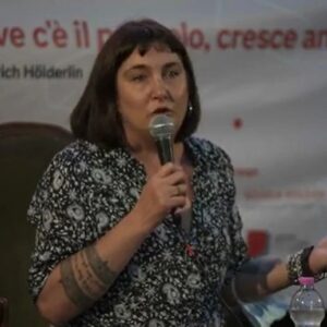 Viola Carofalo Instagram - Un post molto personale.
Contro ogni regola dell’instagram posto una foto in cui mi sento veramente brutta, e no, non è la foto ad essere venuta male, ero io che stavo male. E non solo per i tanti chili in più che mi facevano sentire a disagio, perché avevo qualche problema di salute, perché ero gonfia per la mancanza cronica di sonno.
Io non so fare tante cose: non so guidare, nuotare, andare in bici e sistemarmi i capelli. Sono quasi sempre in imbarazzo nelle situazioni formali. Però so parlare. Ecco io non riuscivo più a parlare, come se quel corpo sgraziato, la selvatichezza di due anni chiusa in casa (il mio lockdown è iniziato con qualche mese di anticipo…) mi impedisse di mettermi in connessione, di dire cose degne di essere ascoltate.
Non mi volevo e dunque, di conseguenza, non mi potevo dare più.
Potevo ripetere, rielaborare quello che avevo studiato, ma non restituire l’eco che certe riflessioni producevano dentro di me – il dolore, la rabbia, la gioia. Anche parlando di filosofia, anche (soprattutto) parlando di politica. Ero un tronco cavo che a batterci il pugno produceva solo un suono sordo.  
Questa foto mi ritrae nel primo momento in cui ho parlato in pubblico dopo tanto tempo (era la Festa della filosofia organizzata da @tlon.it , che non ringrazierò mai abbastanza per quello che per me quella giornata ha significato). Scesa dal palco ho visto che alcune persone si erano commosse, alcune mi hanno abbracciato. E io mi sono detta che forse, nonostante tutto, non mi ero inaridita una volta e per sempre.
Quella sera ho dormito su un materassino gonfiabile a casa di @margherita.cantelli (che non aveva ancora comprato il divano!) con @proletkult_ che poche ore dopo doveva partire per il Venezuela. Eppure ho dormito bene. E dopo tanto tempo non mi sono sentita  ingombrante e inutile, una massa di pasta lievitata senza voce.
Vorrei dirvi che quest’anno, in cui per me sono cambiate tante cose – casa, situazione sentimentale, lavoro, forma della mia militanza – mi ha dato la conferma e la prova che sbagliavo a sentirmi disprezzata e a disprezzarmi, ma purtroppo non è così.
Eppure, non mi sento più un tronco secco e questo, per adesso, direi che mi basta.