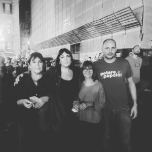 Viola Carofalo Instagram - Posso dire che sta storia che è tutta colpa “dei boomer che ci hanno tolto il futuro se è salita la destra” che leggo praticamente dappertutto sui social è cretina almeno quanto quella “dei giovani d'oggi che, signora mia, non hanno più valori”?
Potrei cavalcare anche io questa narrazione consolatoria (consolatoria perché i nuovi sarebbero, naturalmente, più avvertiti, migliori dei vecchi).
Potrei dire che la mia (i quarantenni) è una generazione di ignavi e che le precedenti hanno sfruttato risorse, “abusato” di diritti* che le giovani generazioni si possono soltanto sognare.
Ma sarebbe cadere in una trappola.

La verità è che il disagio mentale (trascurato e negato), le condizioni di lavoro precarie e misere, gli affitti e le bollette alle stelle non sono questioni che riguardano solo i 20-30enni, anzi.
Non cerchiamo soluzioni (e nemici) semplici di fronte a situazioni complicate, che qua la situazione è già seria di suo.

E solo un patto intergenerazionale (e di classe) ci salverà.

p.s. e co sta storia dell'italiano medio siete pure un po’ snob, fatevelo dire
 
*i diritti non sono ma “troppi”: se un’altra categoria, nazionalità o generazione di lavorator ne ha più di noi questo non ci indebolisce, ma ci rafforza (e dunque dovremmo lottare perché non li perda)
